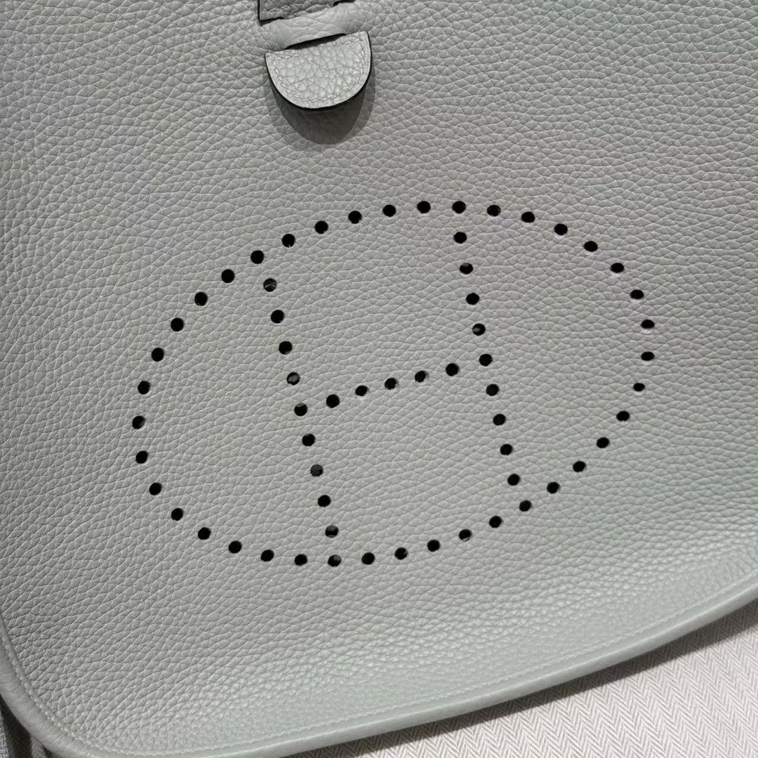 Hermes Evelyne 29 CM Bag Handmade In Taurillon Clemence Leather Silver Hardware 0W Gris Neve - Image 15