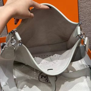 Hermes Evelyne 29 CM Bag Handmade In Taurillon Clemence Leather Silver Hardware 0W Gris Neve - Image 13