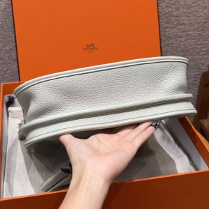 Hermes Evelyne 29 CM Bag Handmade In Taurillon Clemence Leather Silver Hardware 0W Gris Neve - Image 12