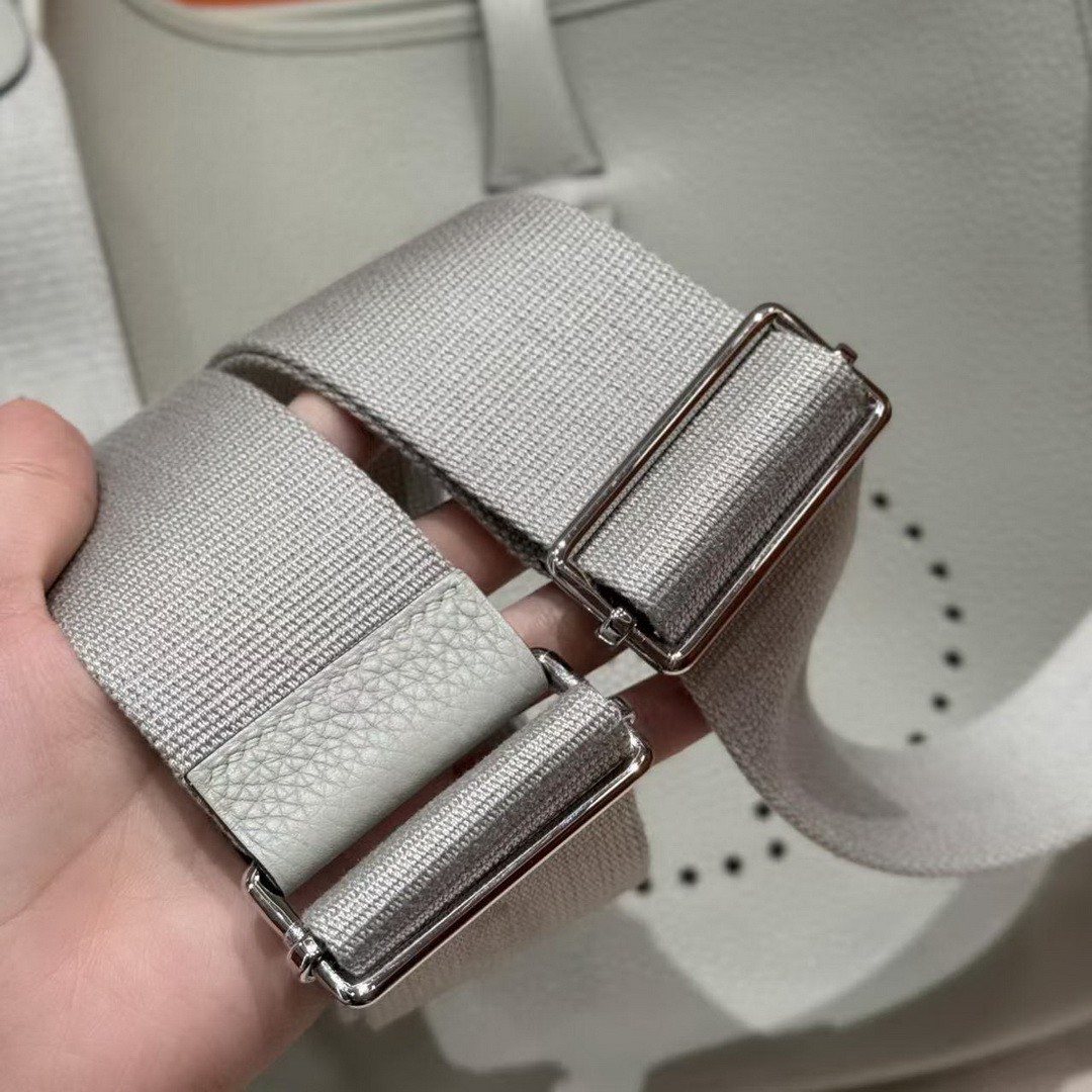 Hermes Evelyne 29 CM Bag Handmade In Taurillon Clemence Leather Silver Hardware 0W Gris Neve - Image 11