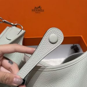 Hermes Evelyne 29 CM Bag Handmade In Taurillon Clemence Leather Silver Hardware 0W Gris Neve - Image 10