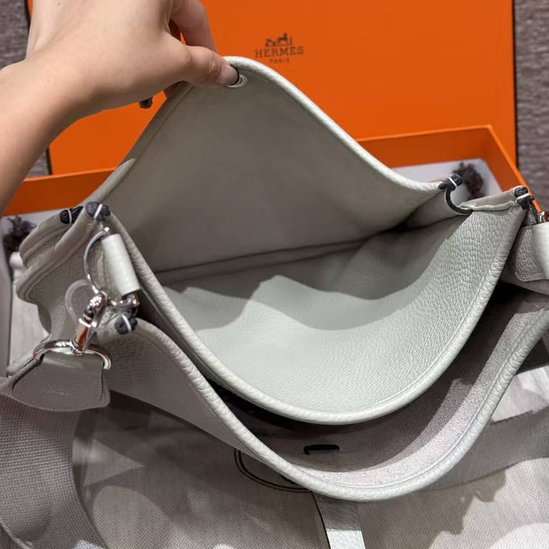Hermes Evelyne 29 CM Bag Handmade In Taurillon Clemence Leather Silver Hardware 0W Gris Neve - Image 7