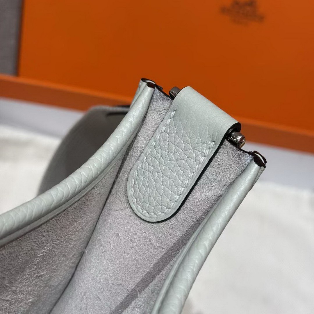 Hermes Evelyne 29 CM Bag Handmade In Taurillon Clemence Leather Silver Hardware 0W Gris Neve - Image 6