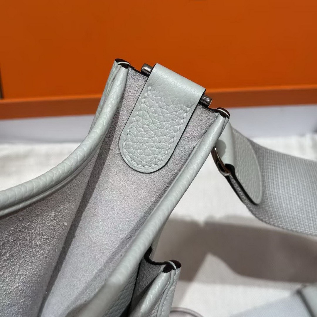 Hermes Evelyne 29 CM Bag Handmade In Taurillon Clemence Leather Silver Hardware 0W Gris Neve - Image 5