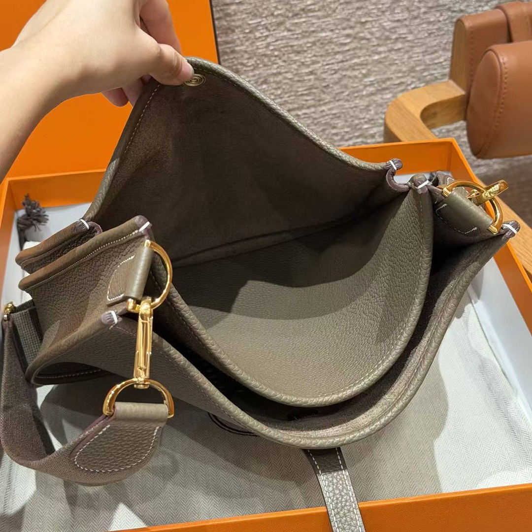 Hermes Evelyne 29 CM Bag Handmade In Taurillon Clemence Leather Gold Hardware 18 Etoupe - Image 12