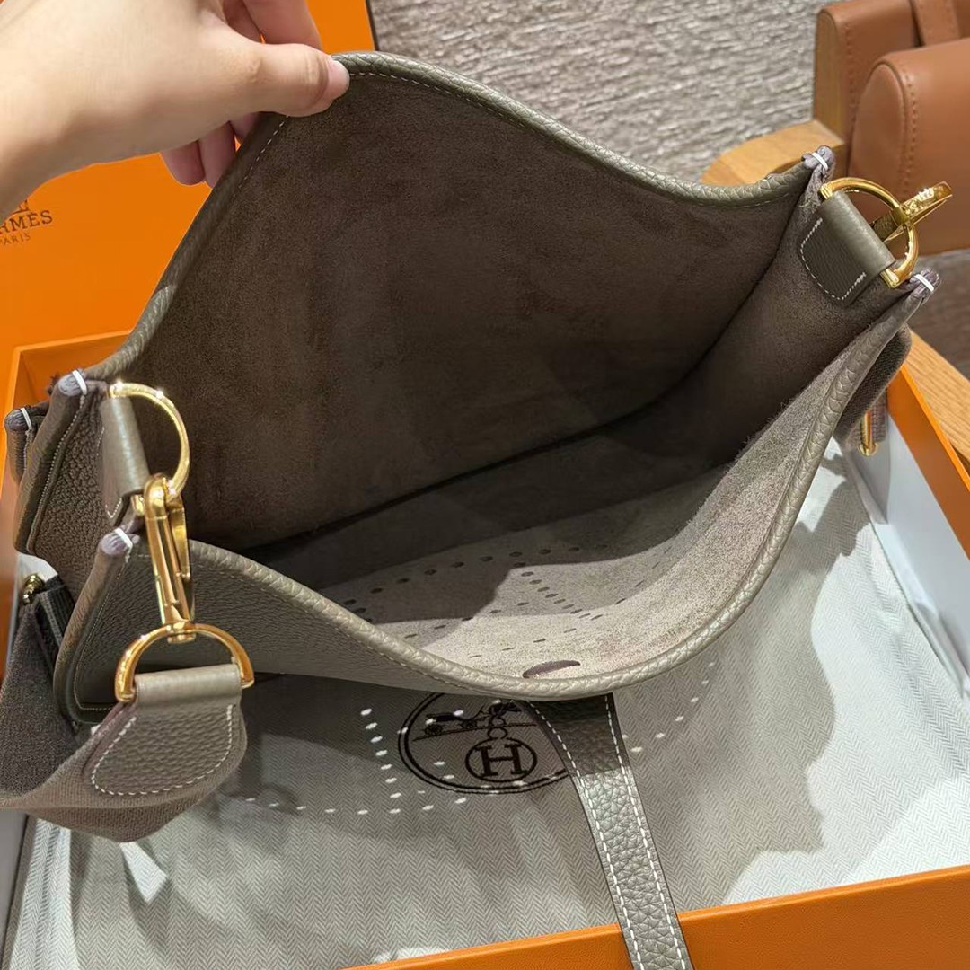 Hermes Evelyne 29 CM Bag Handmade In Taurillon Clemence Leather Gold Hardware 18 Etoupe - Image 11