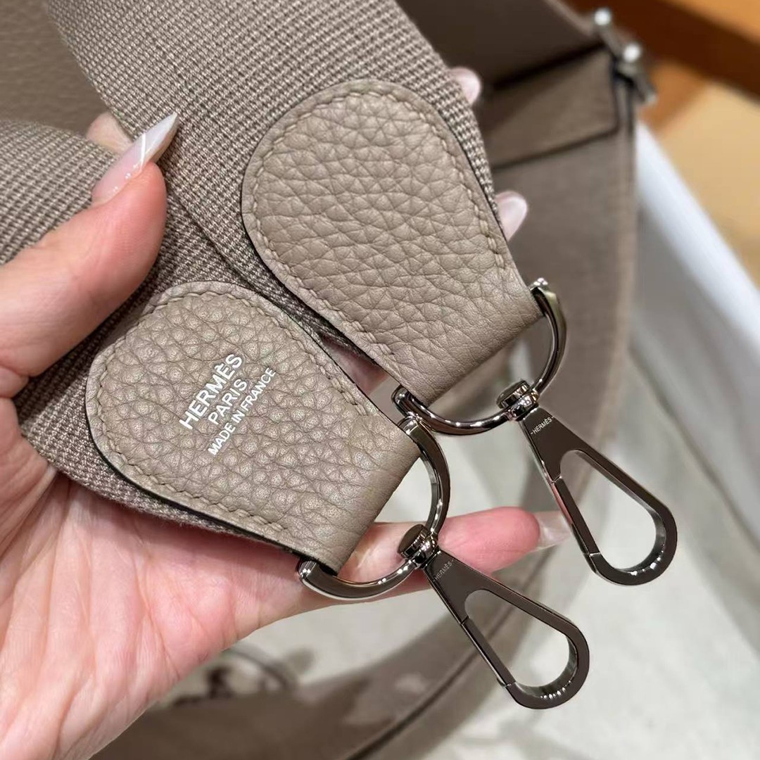 Hermes Evelyne 29 CM Bag Handmade In Taurillon Clemence Leather Silver Hardware ck81 Gris Tourerlle - Image 5