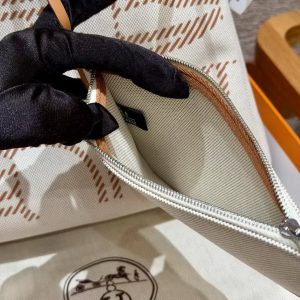 Hermes Herbag Zip 31 Bag Retourne Naturel Sable Ecru Beige Naturel Sable Handmade In Canvas and Hunter Cowhide Silver Hardware - Image 8