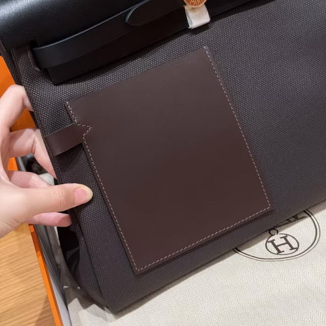 Hermes Herbag Zip 31 Bag Retourne T3 Bai Brun 46 Ebene 89 Noir Handmade In Canvas and Hunter Cowhide Gold Hardware - Image 8
