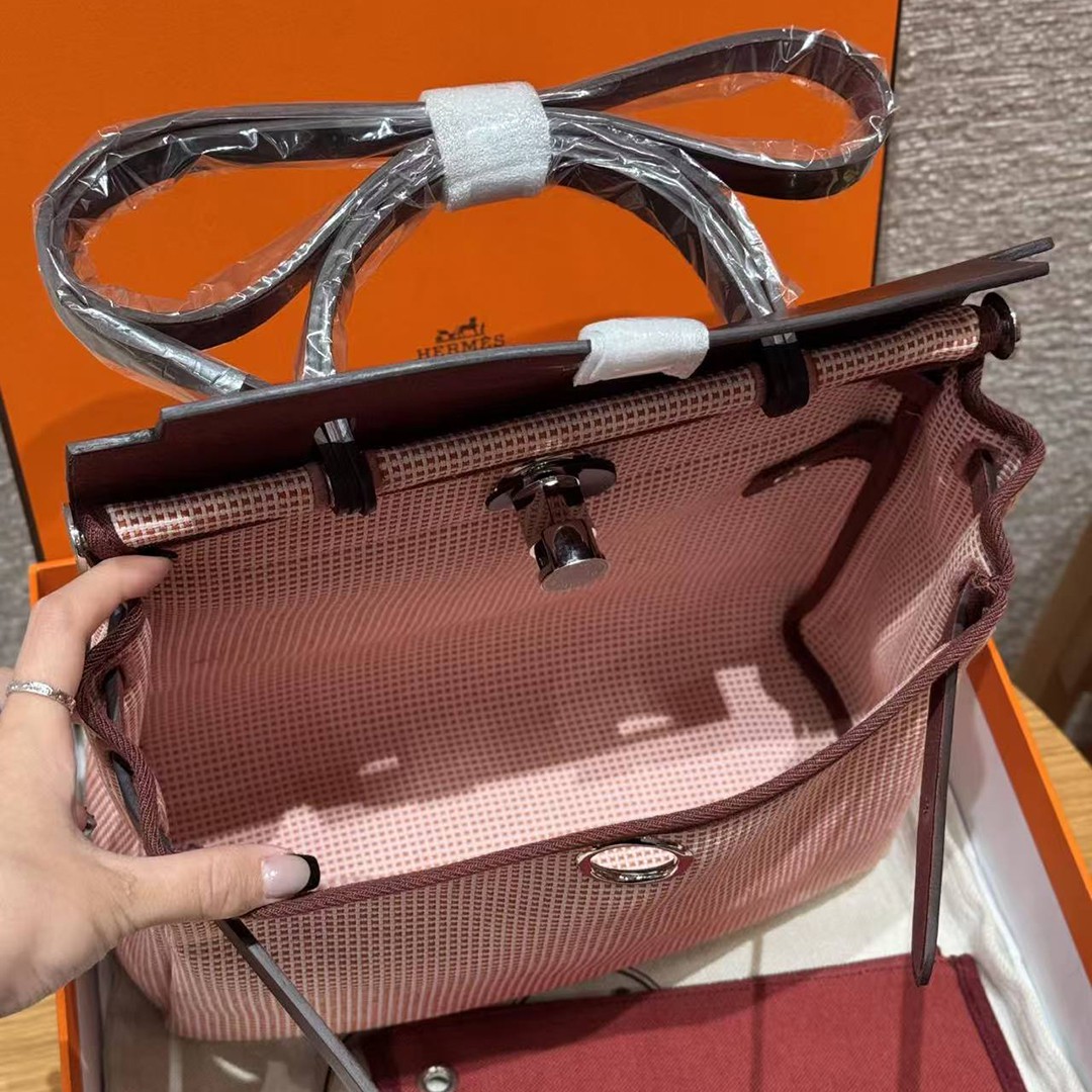 Hermes Herbag Zip 31 Bag Retourne Farbe écru Brique Mauve Pale Rouge Sellier Handmade In Canvas and Hunter Cowhide Silver Hardware - Image 24