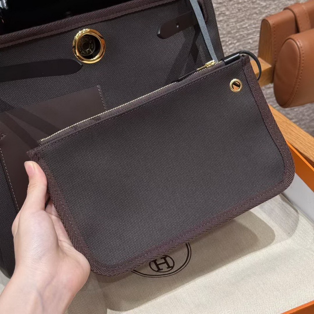 Hermes Herbag Zip 31 Bag Retourne T3 Bai Brun 46 Ebene 89 Noir Handmade In Canvas and Hunter Cowhide Gold Hardware - Image 4