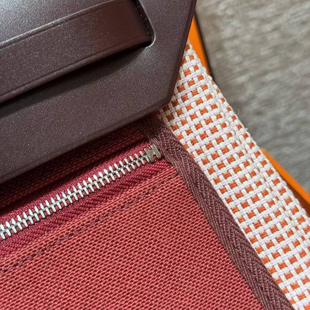 Hermes Herbag Zip 31 Bag Retourne Farbe écru Brique Mauve Pale Rouge Sellier Handmade In Canvas and Hunter Cowhide Silver Hardware - Image 19