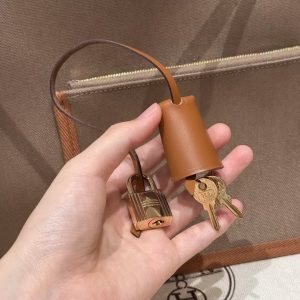 Hermes Herbag Zip 31 Bag Retourne Etoupe Fauve Handmade In Canvas and Hunter Cowhide Gold Hardware - Image 4
