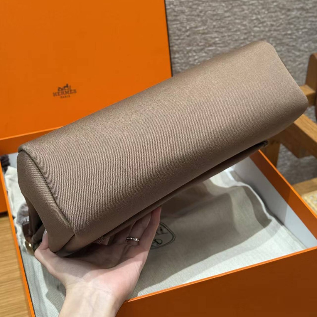 Hermes Herbag Zip 31 Bag Retourne 18 Etoupe 37 Gold Handmade In Canvas and Hunter Cowhide Gold Hardware - Image 17