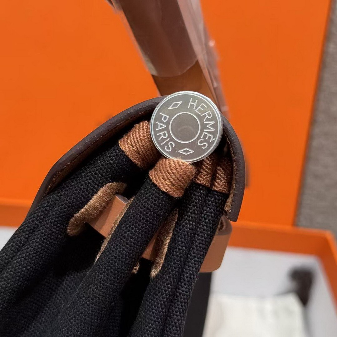 Hermes Herbag Zip 31 Bag Retourne 89 Nior Fauve Handmade In Canvas and Hunter Cowhide Silver Hardware - Image 5