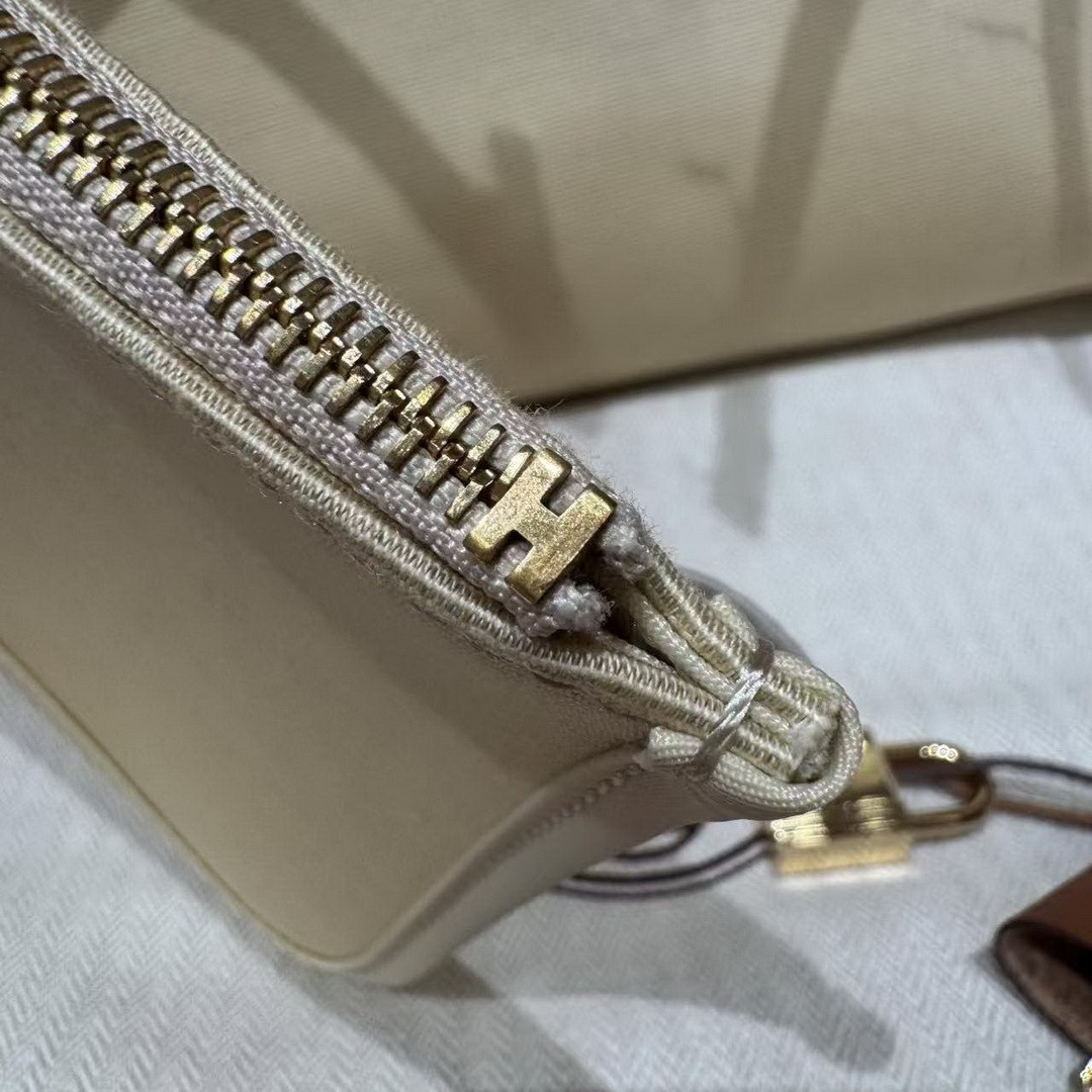 Hermes Herbag Zip 31 Bag Retourne Y1 Vanille 37 Gold Handmade In Canvas and Hunter Cowhide Gold Hardware - Image 5