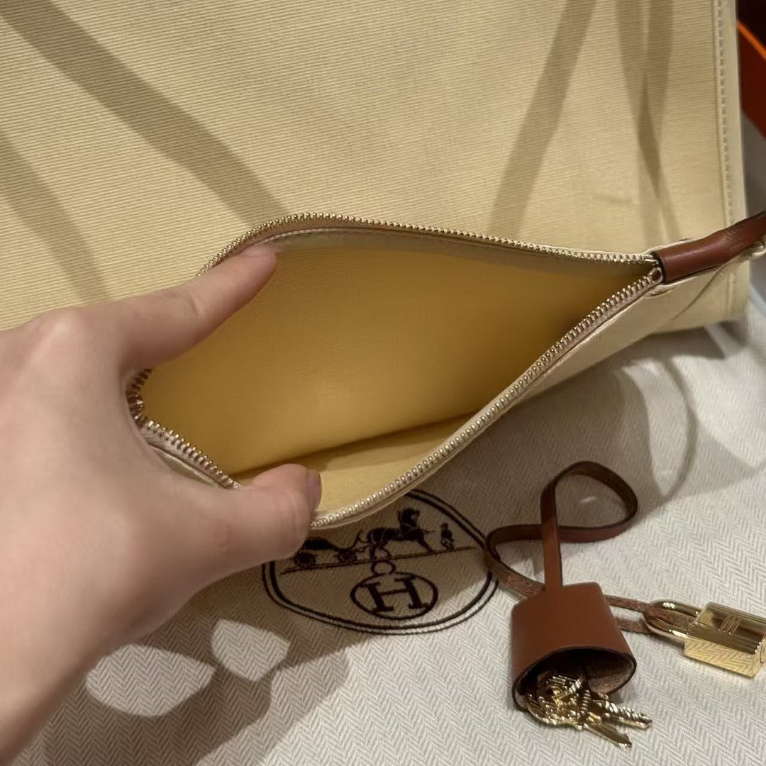 Hermes Herbag Zip 31 Bag Retourne Y1 Vanille 37 Gold Handmade In Canvas and Hunter Cowhide Gold Hardware - Image 4