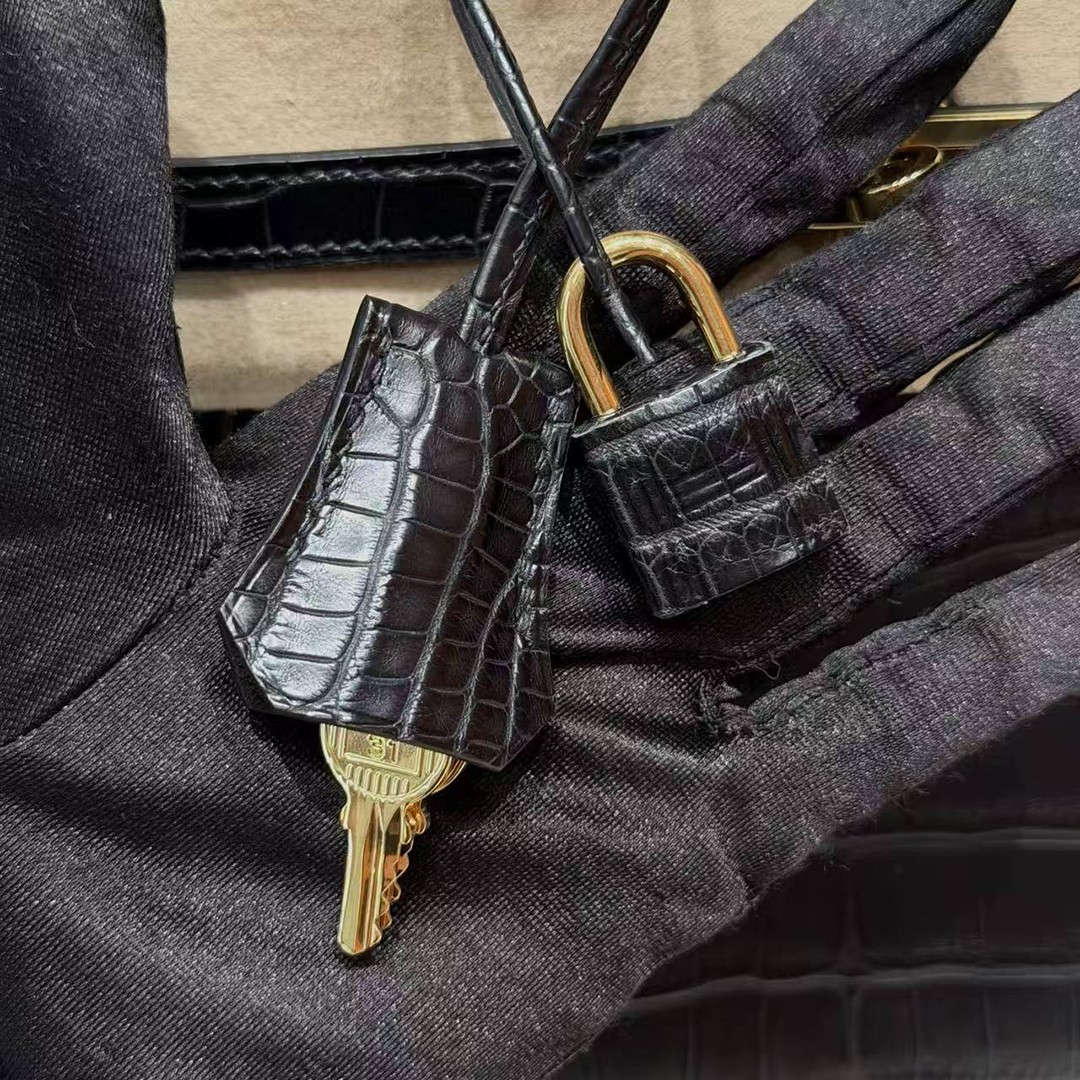 Hermès Birkin 25 Bag Handmade In Matte Alligator Leather Gold Hardware 89 Noir - Image 11