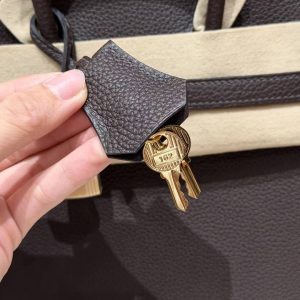 Hermès Birkin 25 Bag Handmade In Togo Calfskin Leather Gold Hardware 47 Chocolate - Image 15