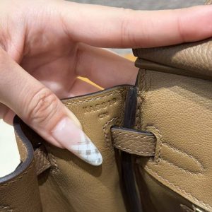 Hermès Birkin 25 Bag Handmade In Togo Calfskin Leather Gold Hardware DO Beige de Weimar - Image 16
