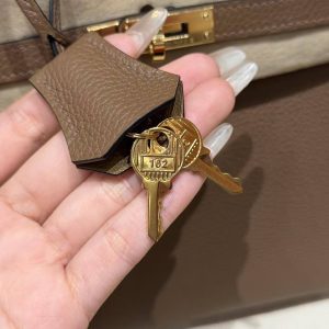 Hermès Birkin 25 Bag Handmade In Togo Calfskin Leather Gold Hardware DO Beige de Weimar - Image 8
