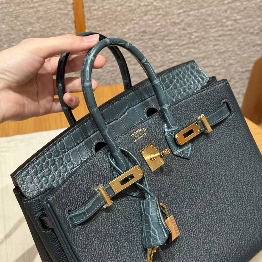 Hermès Birkin 25 Bag Handmade In Togo Calfskin and Matte Alligator Leather Gold Hardware 60 Vert Cypres - Image 15