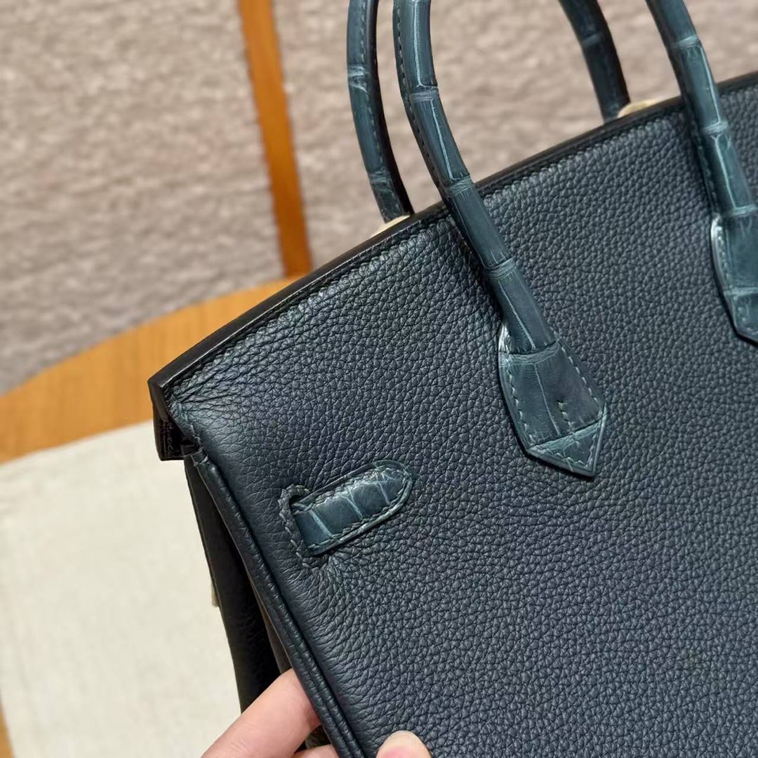 Hermès Birkin 25 Bag Handmade In Togo Calfskin and Matte Alligator Leather Gold Hardware 60 Vert Cypres - Image 7