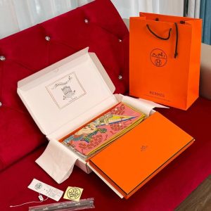 Hermès Flagship Shawl 140 70% Cashmere 30% Silk H244091S 08 - Image 11