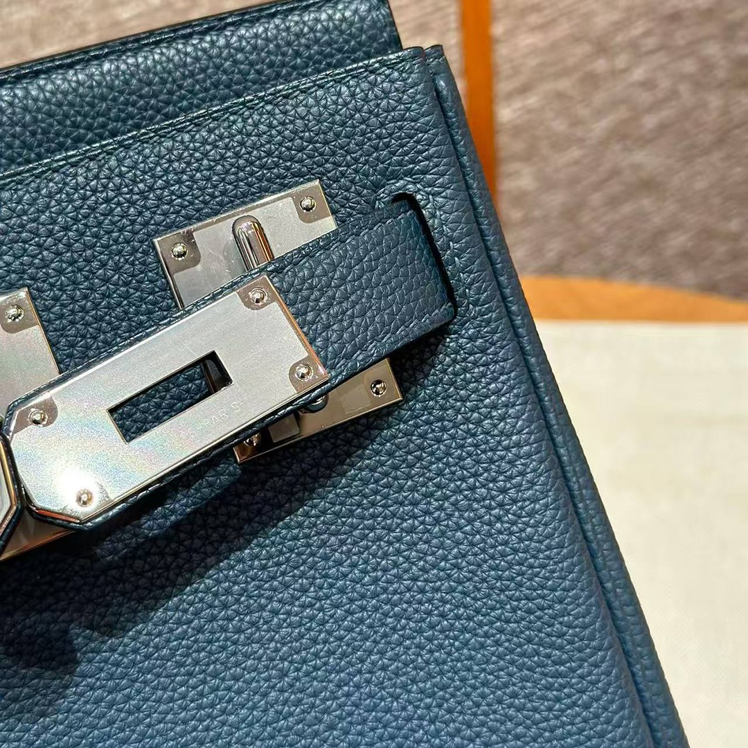Hermès Hac a Dos PM Backpack Handmade In Togo Calfskin Leather Silver Hardware 7P Bleu Presse - Image 14
