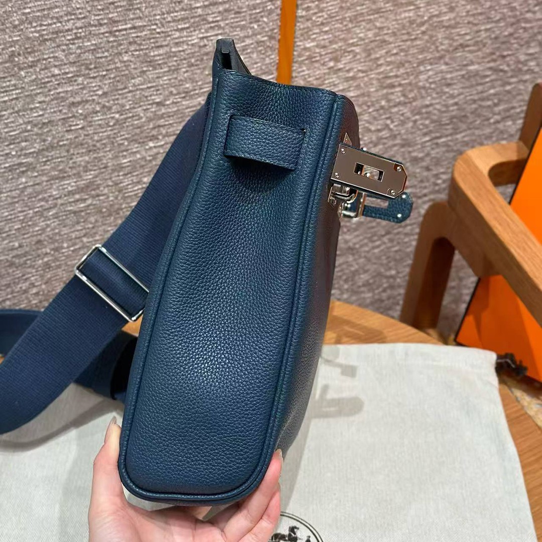 Hermès Hac a Dos PM Backpack Handmade In Togo Calfskin Leather Silver Hardware 7P Bleu Presse - Image 9