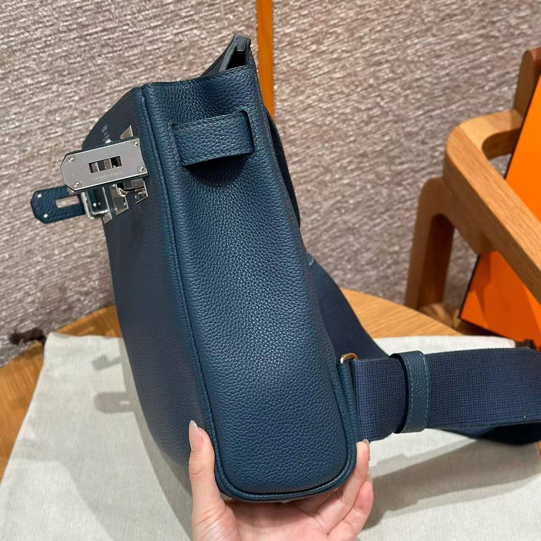 Hermès Hac a Dos PM Backpack Handmade In Togo Calfskin Leather Silver Hardware 7P Bleu Presse - Image 8