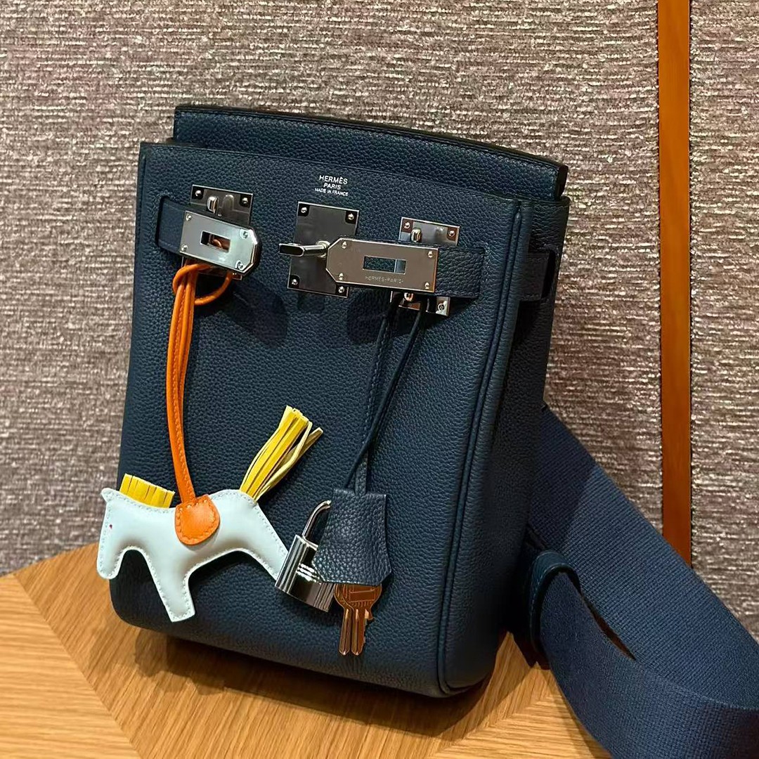 Hermès Hac a Dos PM Backpack Handmade In Togo Calfskin Leather Silver Hardware 7P Bleu Presse - Image 4