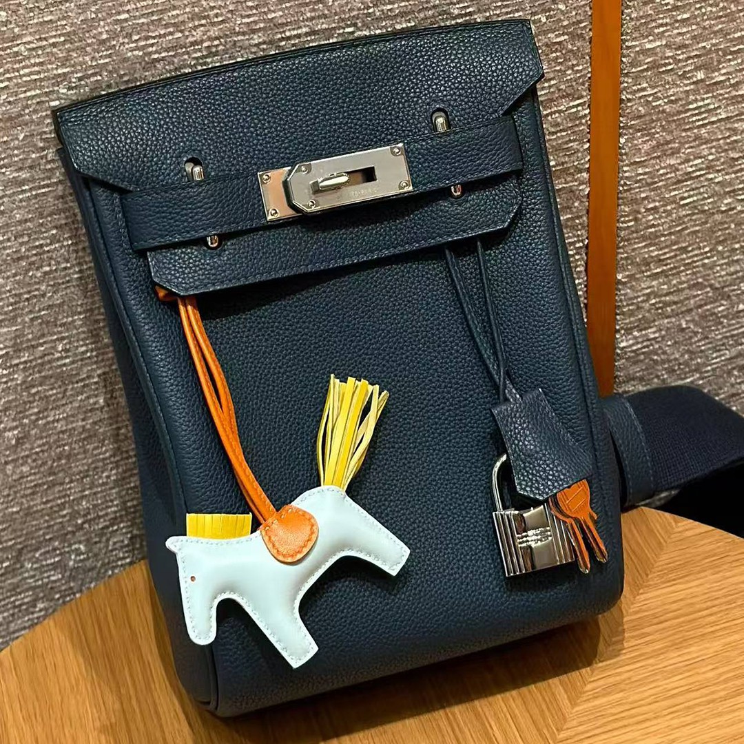 Hermès Hac a Dos PM Backpack Handmade In Togo Calfskin Leather Silver Hardware 7P Bleu Presse - Image 3