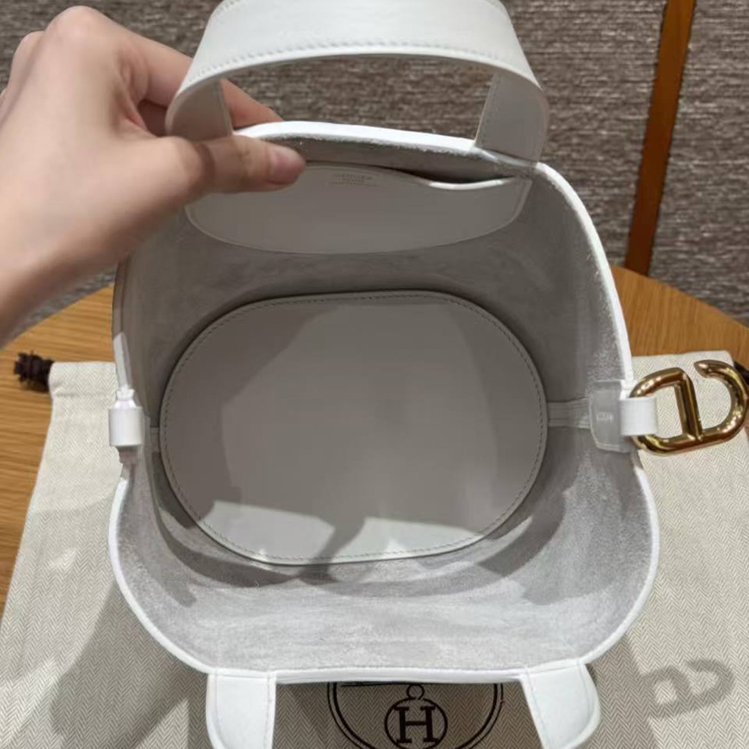 Hermes In the Loop 18 Bag Handmade In Taurillon Clemence Leather Gold Hardware 01 Blanc - Image 19