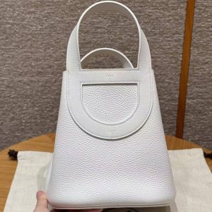 Hermes In the Loop 18 Bag Handmade In Taurillon Clemence Leather Gold Hardware 01 Blanc - Image 17