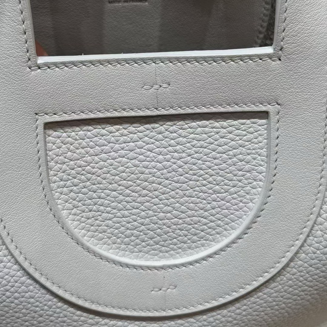 Hermes In the Loop 18 Bag Handmade In Taurillon Clemence Leather Gold Hardware 01 Blanc - Image 10