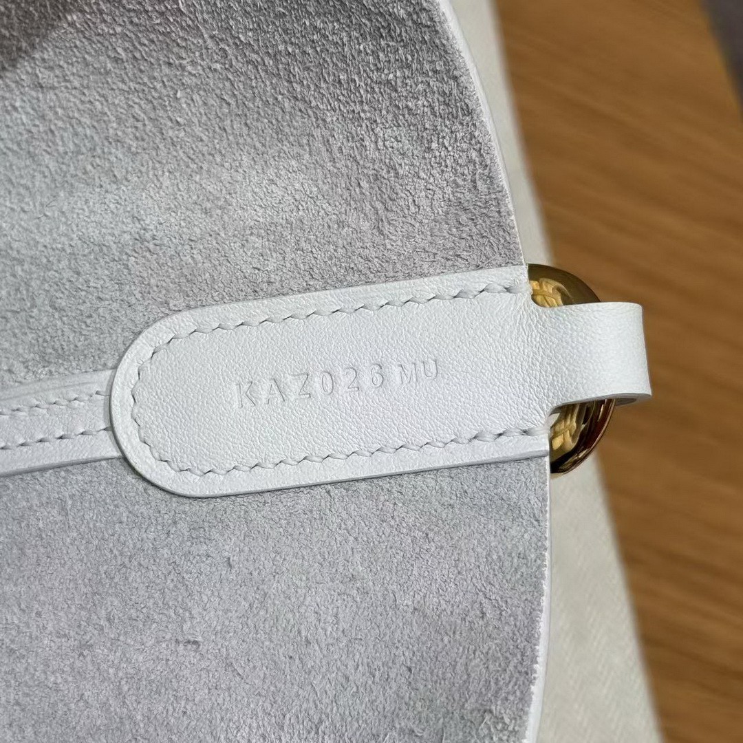 Hermes In the Loop 18 Bag Handmade In Taurillon Clemence Leather Gold Hardware 01 Blanc - Image 6