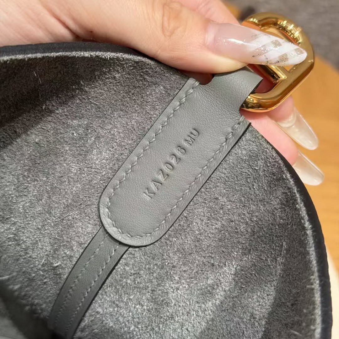 Hermes In the Loop 18 Bag Handmade In Taurillon Clemence Leather Gold Hardware 0L Gris Meyer - Image 14