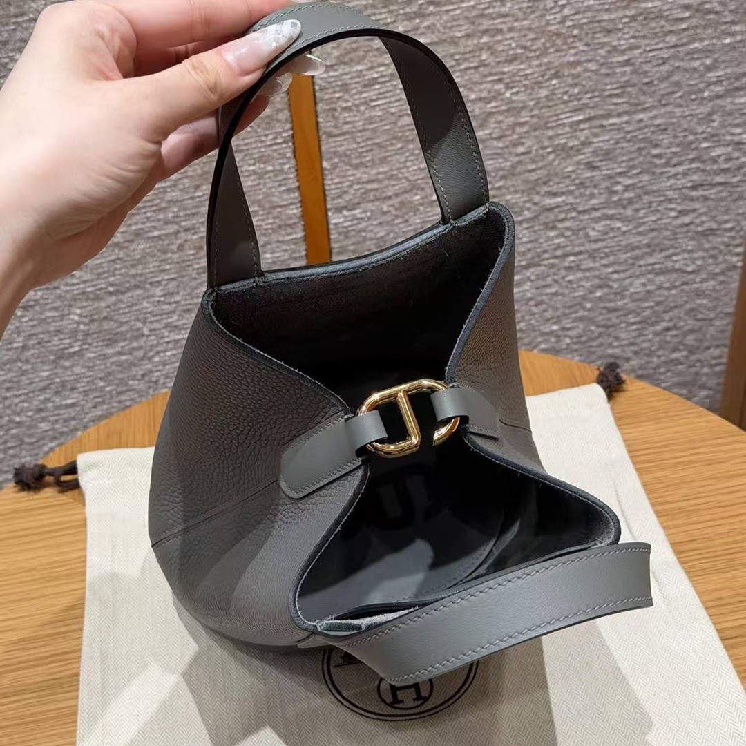 Hermes In the Loop 18 Bag Handmade In Taurillon Clemence Leather Gold Hardware 0L Gris Meyer - Image 9
