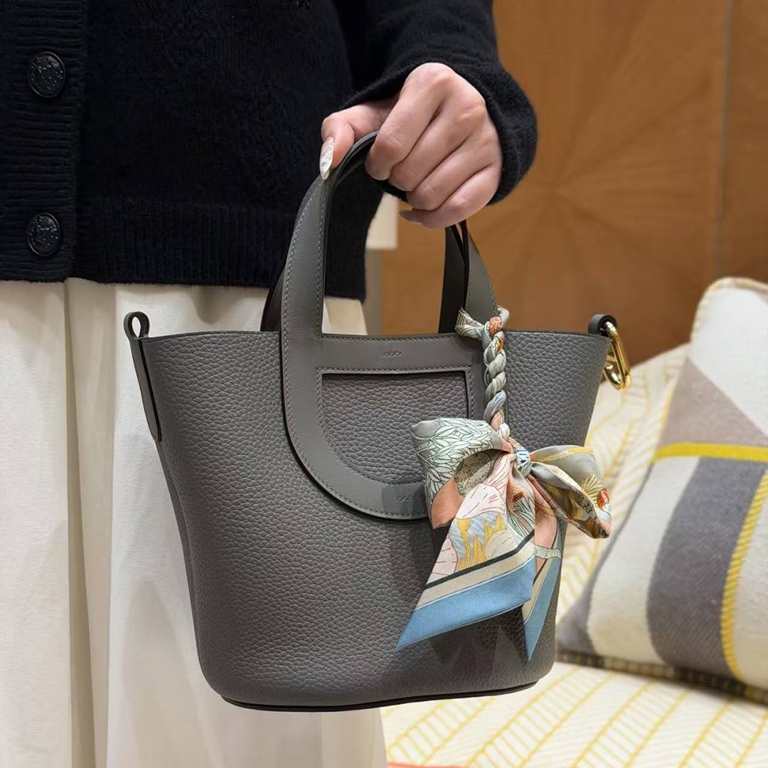 Hermes In the Loop 18 Bag Handmade In Taurillon Clemence Leather Gold Hardware 0L Gris Meyer - Image 4