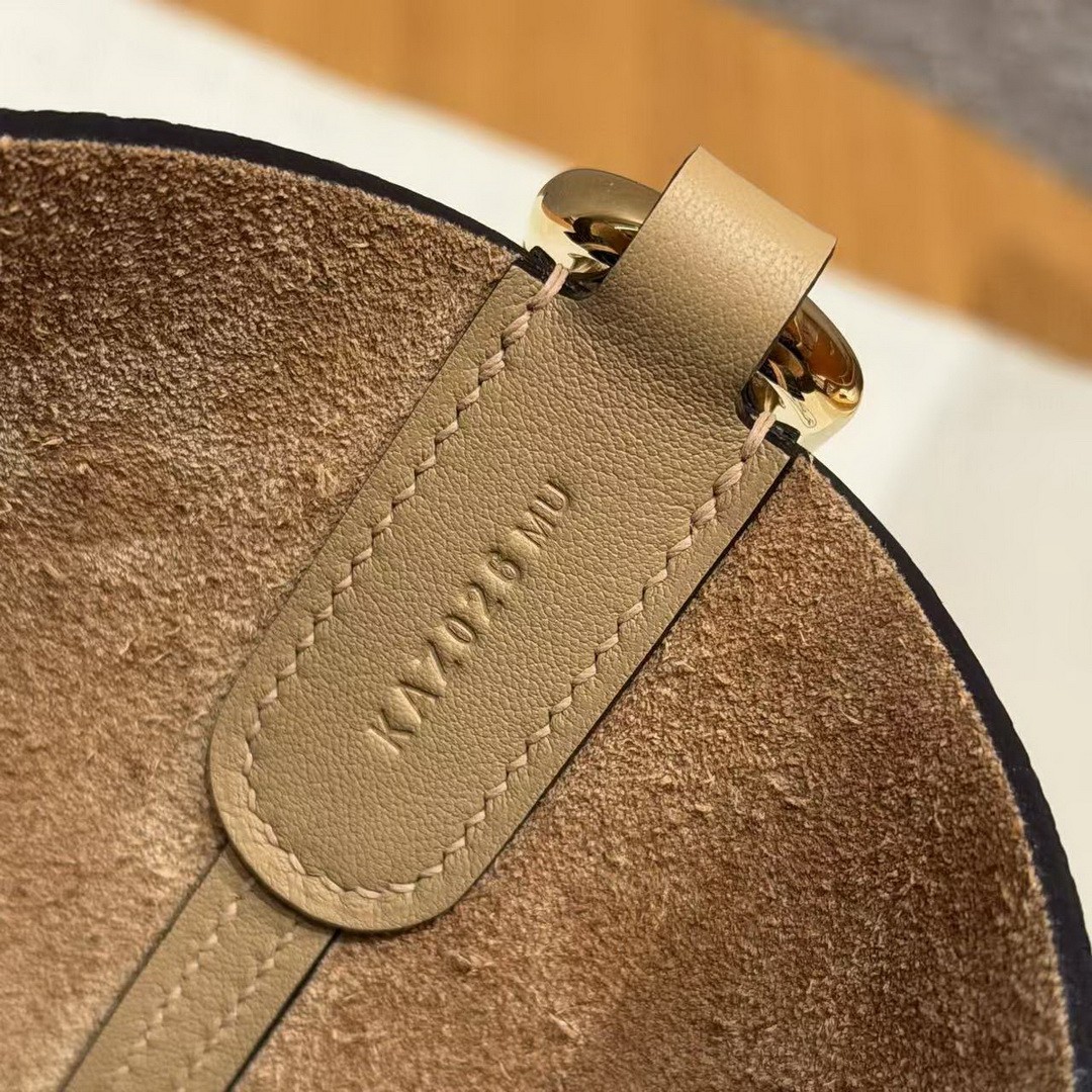 Hermes In the Loop 18 Bag Handmade In Taurillon Clemence Leather Gold Hardware 0M Chai - Image 4