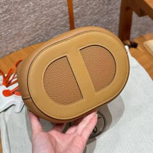 Hermes In the Loop 18 Bag Handmade In Taurillon Clemence Leather Gold Hardware 4B Biscuit - Image 4