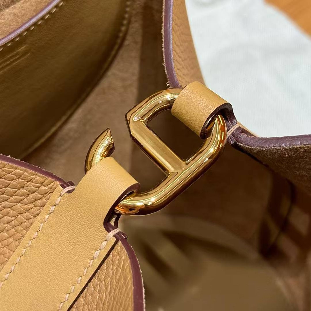 Hermes In the Loop 18 Bag Handmade In Taurillon Clemence Leather Gold Hardware 4B Biscuit - Image 10