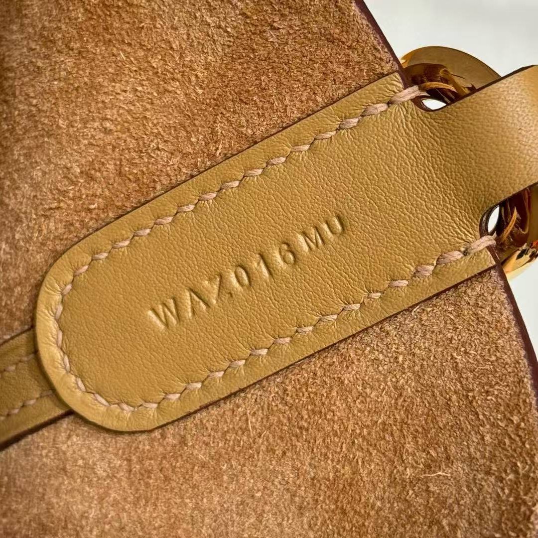 Hermes In the Loop 18 Bag Handmade In Taurillon Clemence Leather Gold Hardware 4B Biscuit - Image 12
