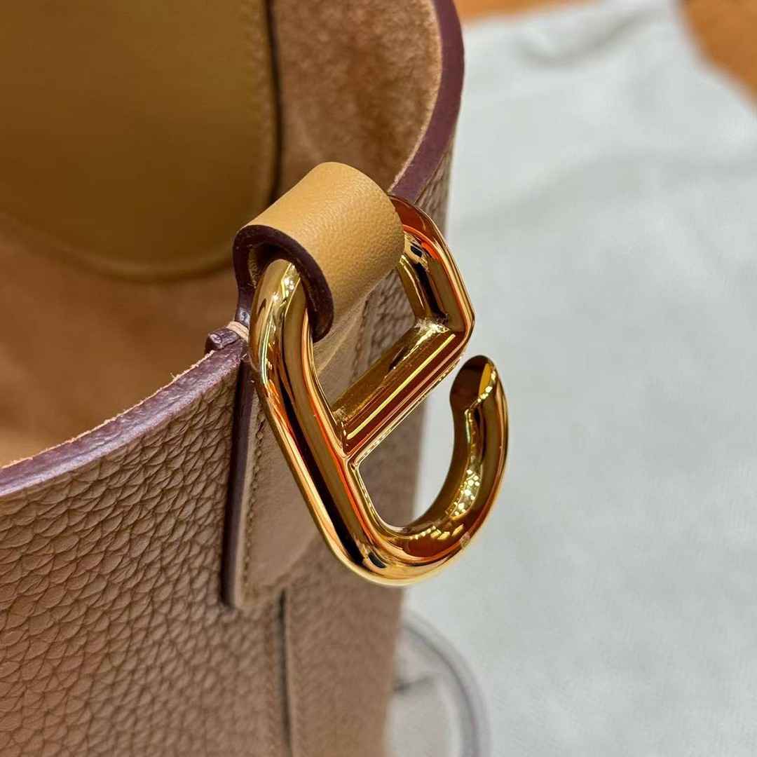 Hermes In the Loop 18 Bag Handmade In Taurillon Clemence Leather Gold Hardware 4B Biscuit - Image 13