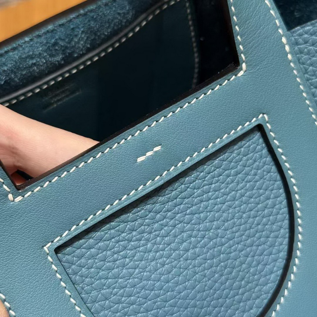 Hermes In the Loop 18 Bag Handmade In Taurillon Clemence Leather Gold Hardware 75 Blue Jean - Image 11