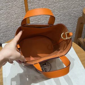 Hermes In the Loop 18 Bag Handmade In Taurillon Clemence Leather Gold Hardware 8V Orange Poppy - Image 15