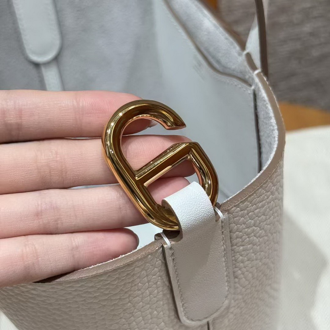 Hermes In the Loop 18 Bag Handmade In Taurillon Clemence Leather Gold Hardware M4 Girs Pale - Image 7