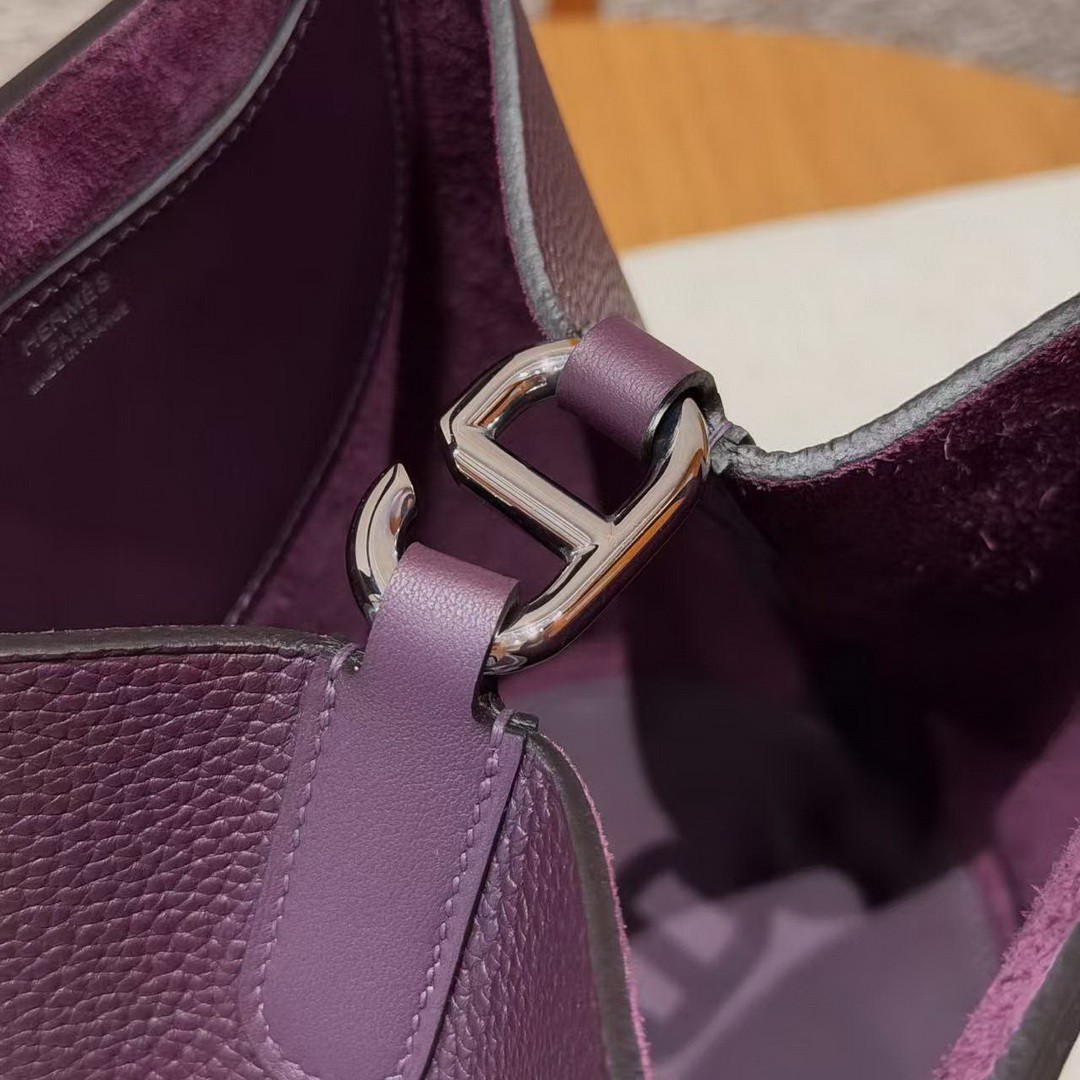 Hermes In the Loop 18 Bag Handmade In Taurillon Clemence Leather Silver Hardware N5 Cassis - Image 5