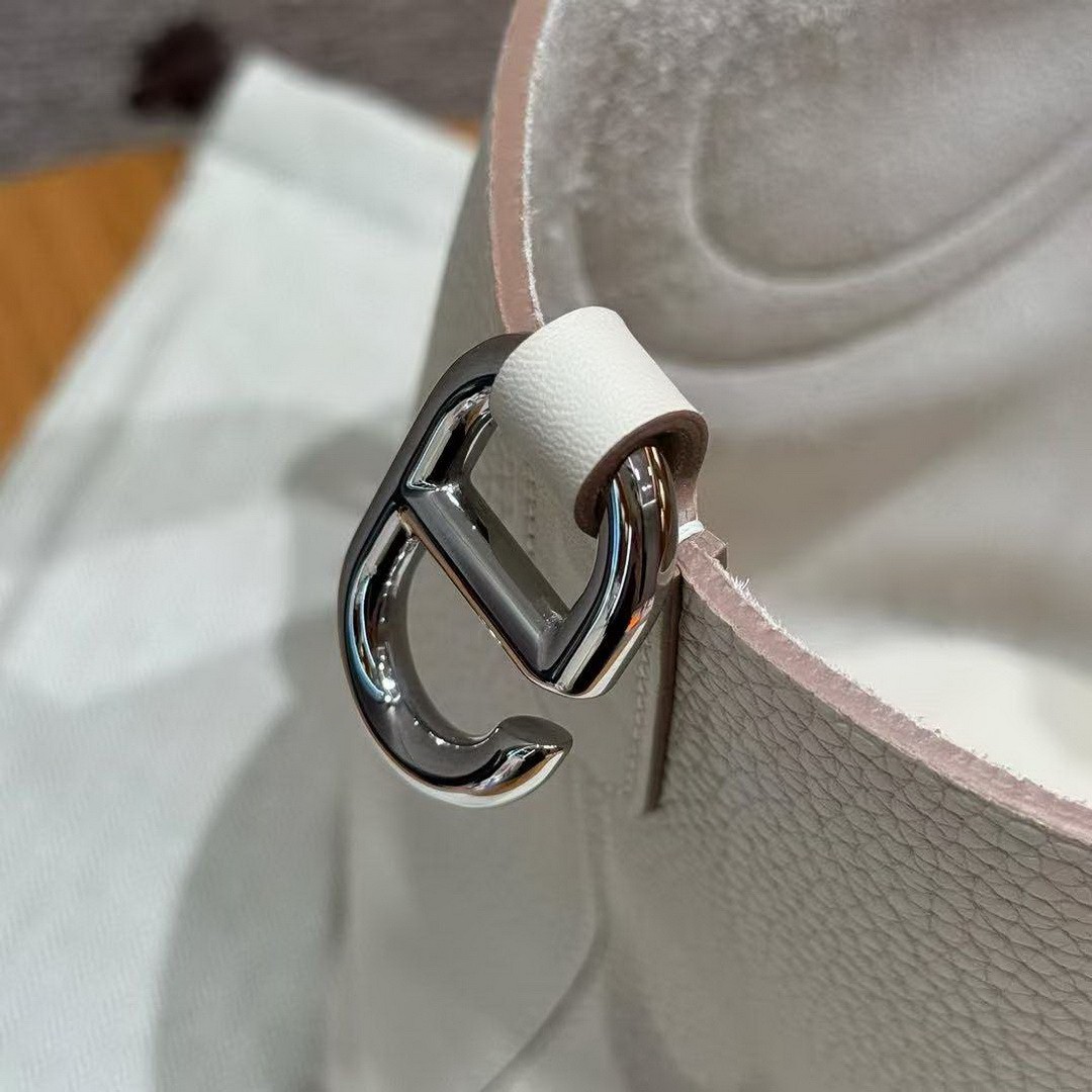 Hermes In the Loop 18 Bag Handmade In Taurillon Clemence Leather Silver Hardware ck10 Craie - Image 11